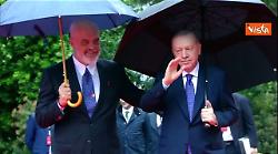 Erdogan arriva a Tirana per vertice Comunit&agrave; politica europea. Ad accoglierlo Edi Rama