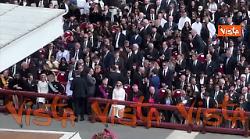 Zelensky e von der Leyen seduti vicini alla Messa di insediamento di Papa Leone XIV