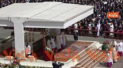 Papa Leone XIV commosso durante la consegna dell'Anello del Pescatore a Messa di inizio Pontificato