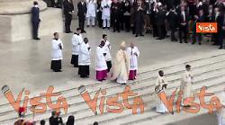 L'ingresso di Papa Leone XIV a San Pietro per la Messa di intronizzazione