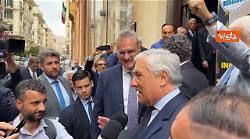 Tajani fa una foto con candidato sindaco a Genova Piciocchi: Sei troppo alto, portatemi uno sgabello