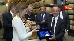 Metsola visita caseificio a Modena, in dono forma Parmigiano Reggiano con suo nome e stelle europee