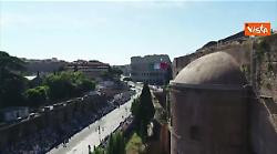 2 Giugno, i Vigili del fuoco srotolano gigantesca bandiera tricolore sul Colosseo