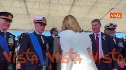 2 Giugno, Meloni arriva in tribuna d'onore e saluta le autorità. Tra gli altri, Tajani e Giorgetti