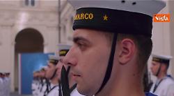 Meloni riceve Macron a Palazzo Chigi, sorrisi e baci sulle guance con il Presidente francese