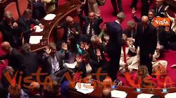 Decreto Sicurezza, Pd M5s e Avs in Aula si siedono in centro dell&rsquo;Aula al Senato per protesta