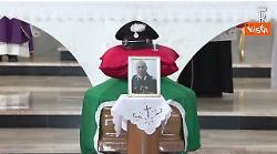 Mattarella e Crosetto ai funerali del brigadiere Legrottaglie, l'inchino davanti al feretro