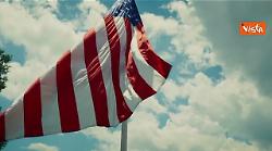 Il saluto di Trump alla nuova bandiera Usa installata nel giardino della Casa Bianca