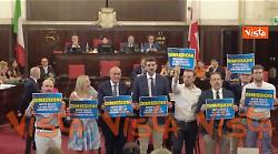 Protesta con cartelli al Consiglio Comunale di Milano, opposizione chiede le dimissioni della giunta