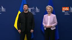 Von Der Leyen accoglie Zelensky a Bruxelles, le immagini della stretta di mano