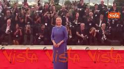 Venezia 82, la giurata della Mostra del Cinema Zhao Tao sul red carpet con un elegante abito viola