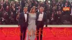 Venezia 82, Giorgio Pasotti sfila sul red carpet della Mostra del Cinema in smoking blu e papillon