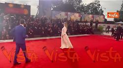 Venezia 82, Alicia Silverstone in abito bianco modello chemisier sul red carpet