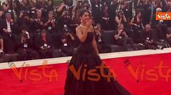 Venezia 82, Nojoud Alrumaihi sfila sul red carpet con un abito da fiaba tempestato di strass