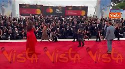 Venezia 82, Ayo Edebiri sfila in abito rosso sul red carpet di The Hunt