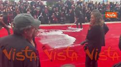 Venezia 82, il "red carpet" pulito con schiuma e spazzole dopo la parata di star del film "The Hunt"