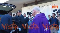 Il feretro di Emilio Fede lascia la Chiesa di Dio Padre a Milano 2