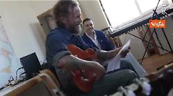 Jovanotti canta con i ragazzi dell'Istituto penale per i minorenni di Nisida
