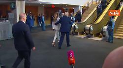 Trump e Melania arrivano all'Onu, la scala mobile non funziona e salgono a piedi