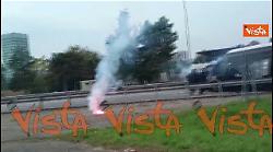 Scontri a corteo pro Gaza in Tangenziale Est a Milano. Bombe carta, insulti a giornalisti e fumogeni
