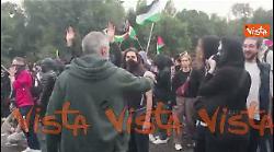 Corteo pro Gaza in Tangenziale Est a Milano, i manifestanti cantano "Bella ciao"