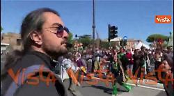 Una coreografia in strada con danza e suono di tamburi al corteo pro Gaza a Roma