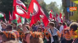 Bandiere della Palestina sventolano al corteo pro Gaza a Roma