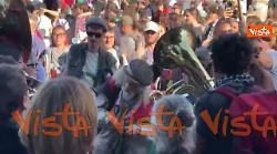 Corteo pro Gaza a Roma, musicisti suonano in strada con bandiere Palestina e kefiah