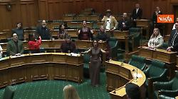 Parlamento Nuova Zelanda sospeso dopo haka spontanea a fine discorso deputata Oriini Kaipara