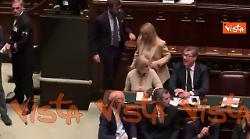 Meloni va via al termine della sua replica discussione su Consiglio europeo in Aula a Montecitorio