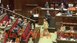 Meloni saluta con la mano uscendo dall'Aula della camera dopo informativa su Consiglio Ue