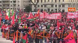 "Democrazia al lavoro", il corteo della Cgil a Roma, i manifestanti riempiono Piazza San Giovanni