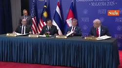 Trump assiste alla firma degli accordi di pace tra Thailandia e Cambogia a Kuala Lumpur