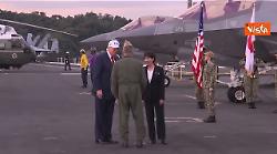 Trump con berretto Usa arriva con la premier giapponese Sanae Takaichi alla base navale di Yokosuka