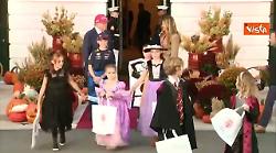 Trump e Melania accolgono i bambini con "dolcetto o scherzetto" a festa Halloween alla Casa Bianca