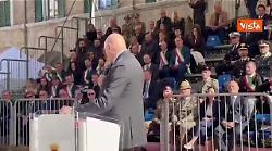 L'affetto paterno di Crosetto coi Volontari dell'Esercito ad Ascoli: Sgranchitevi... ordinatamente