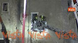 Estratto vivo l'operaio intrappolato dopo Crollo Torre dei Conti a Roma, l'applauso dei soccorritori