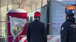 Crollo Torre Conti, Gualtieri depone mazzo di fiori a Largo Corrado Ricci per operaio scomparso