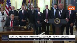 Trump con gli occhi chiusi mentre parla Kennedy Jr alla Casa Bianca, forse sonnecchia