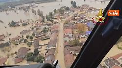 Maltempo Gorizia, esonda il Torre, persone sui tetti. Il sorvolo dei Vigili del fuoco in elicottero