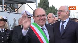 Carlo Verdone riceve fascia tricolore da Gualtieri, sindaco per un giorno nel suo 75esimo compleanno