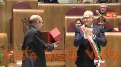 Carlo Verdone riceve la Lupa Capitolina dopo la giornata da Sindaco di Roma