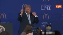 Trump balla sulle note di Ymca a summit economico di McDonald's a Washington