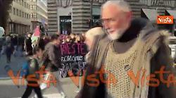 "Non una di meno", lo slogan transfemminista gridato al corto di Roma