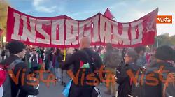 "Insorgiamo", lo striscione e la musica dei tamburi al corteo pro Palestina a Roma