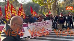 "Contro la finanziaria delle armi", il corteo pro Palestina sfila per le vie di Roma