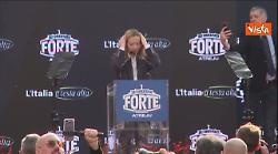 Meloni balla e saltella sul palco di Atreju sul coro "Giorgia, Giorgia"