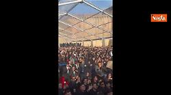 Meloni sale sul palco di Atreju e lancia baci al pubblico che grida "Giorgia, Giorgia"