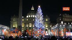 L'accensione dell'albero di Natale e l'inaugurazione del presepe a Piazza San Pietro