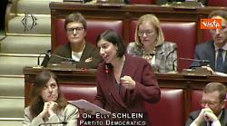 Schlein in Aula legge letterina di Natale a Giorgia Meloni: &ldquo;Realt&agrave; italiani sempre pi&ugrave; dura&rdquo;